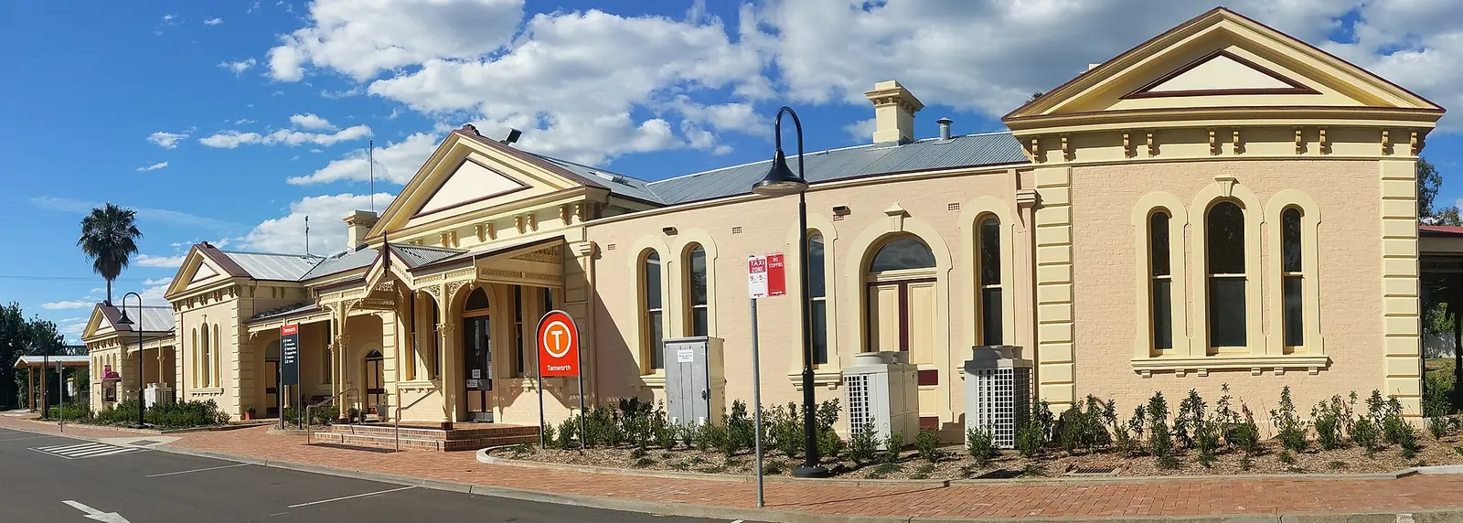 Tamworth railway station building and platform